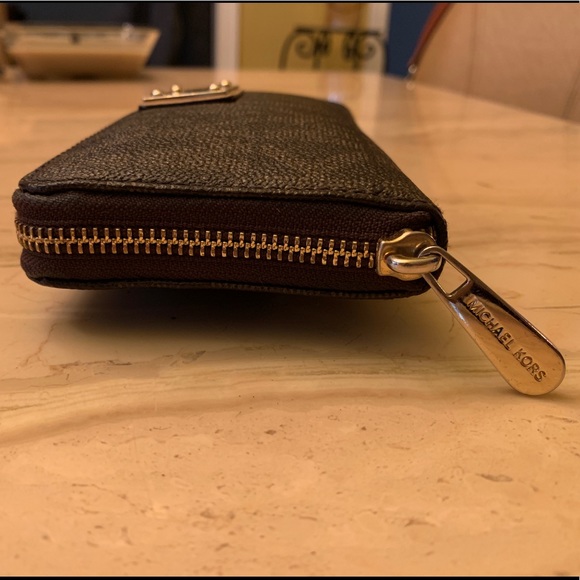 Michael Kors Wallet - Picture 4 of 8